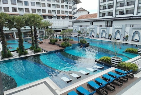 Una piscina al aire libre, sombrillas, sillones reclinables de piscina. Bertam Resort and Water Park Penang