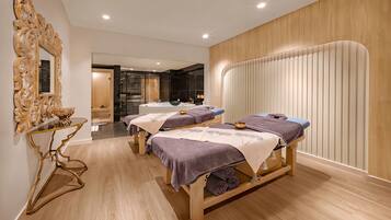 Salas de tratamiento para parejas, un sauna, una bañera de hidromasaje