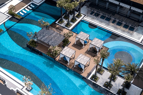 Kolam renang outdoor, dengan payung kolam renang dan kursi berjemur