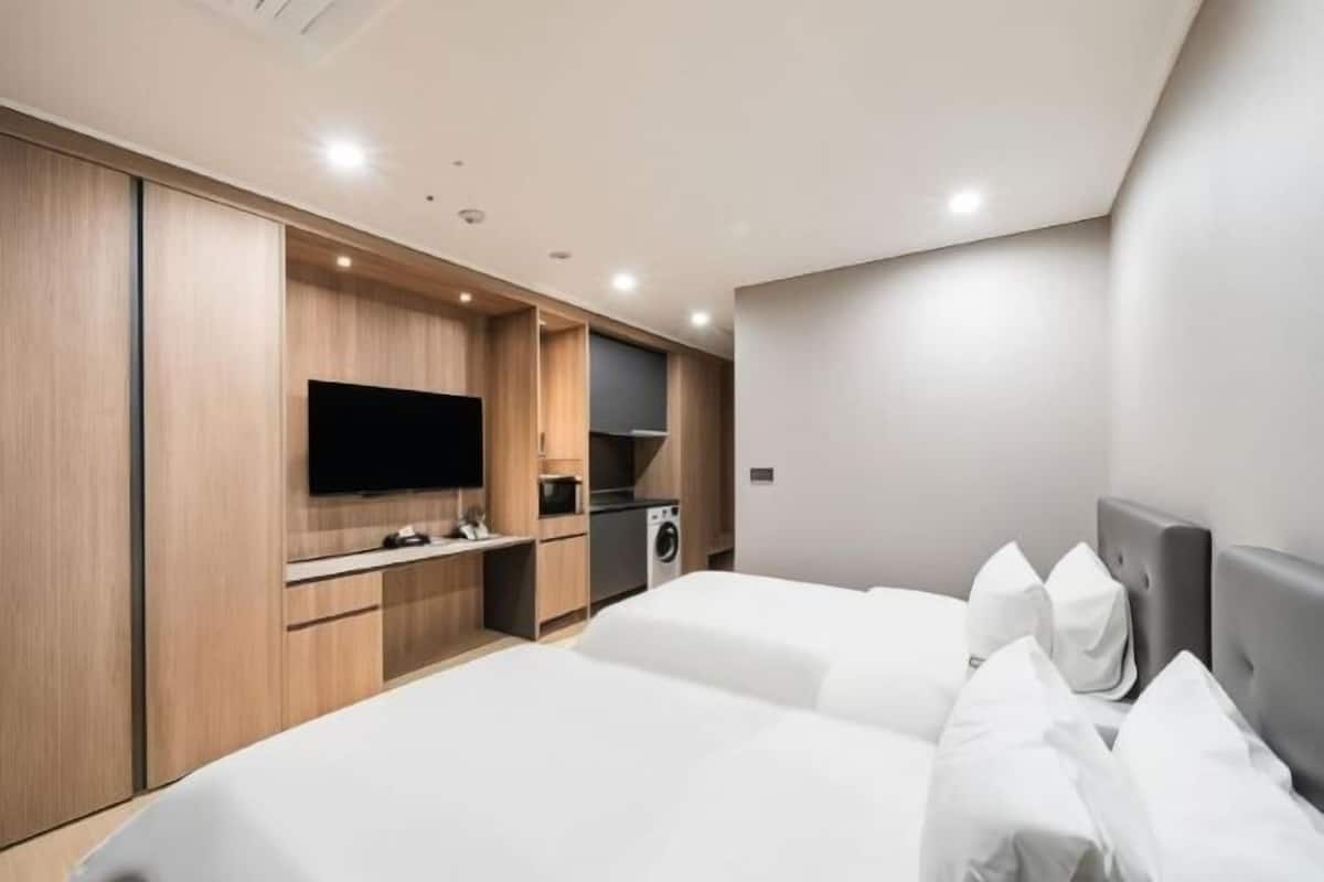 1 bedroom, premium bedding, memory foam beds, desk