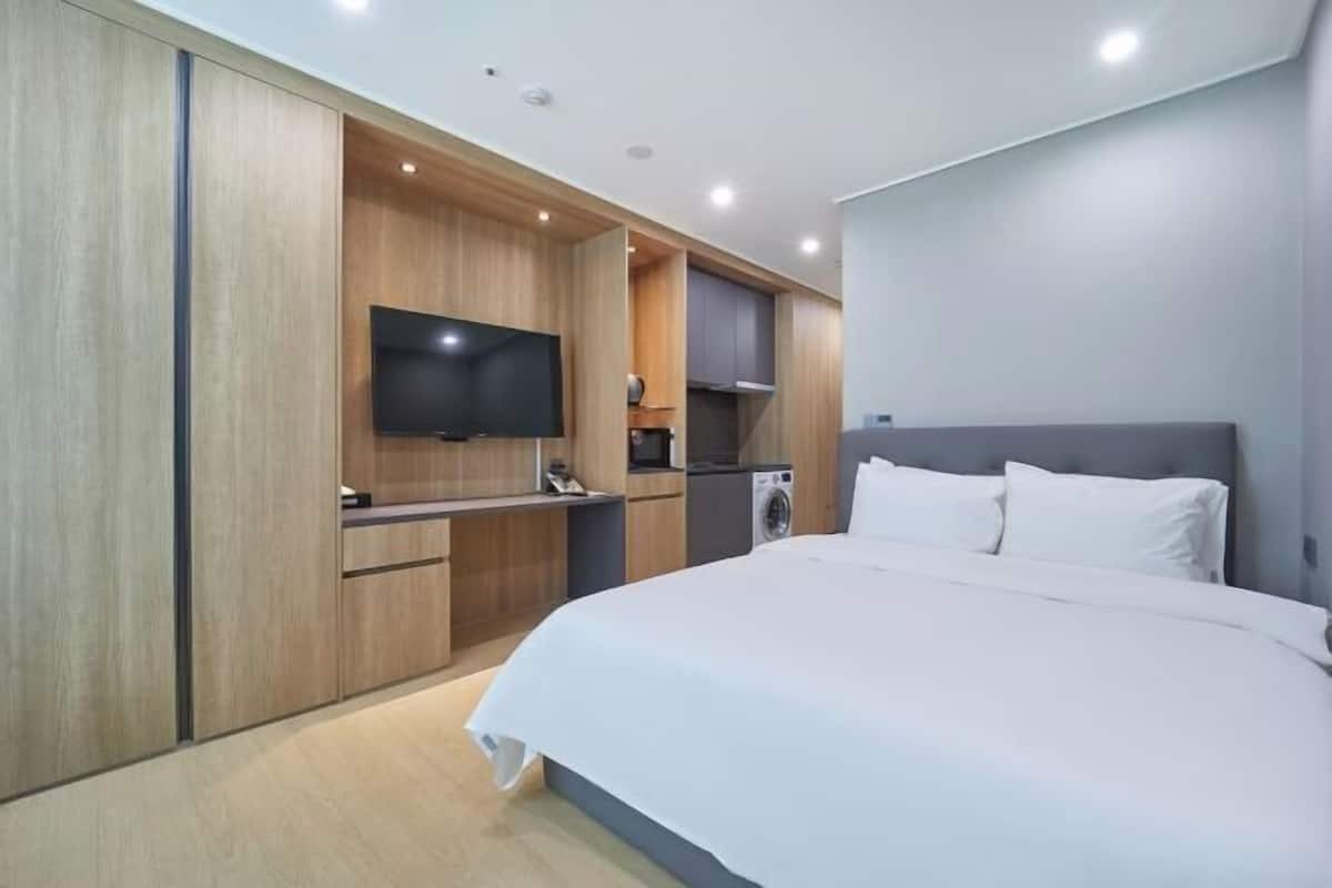 1 bedroom, premium bedding, memory foam beds, desk