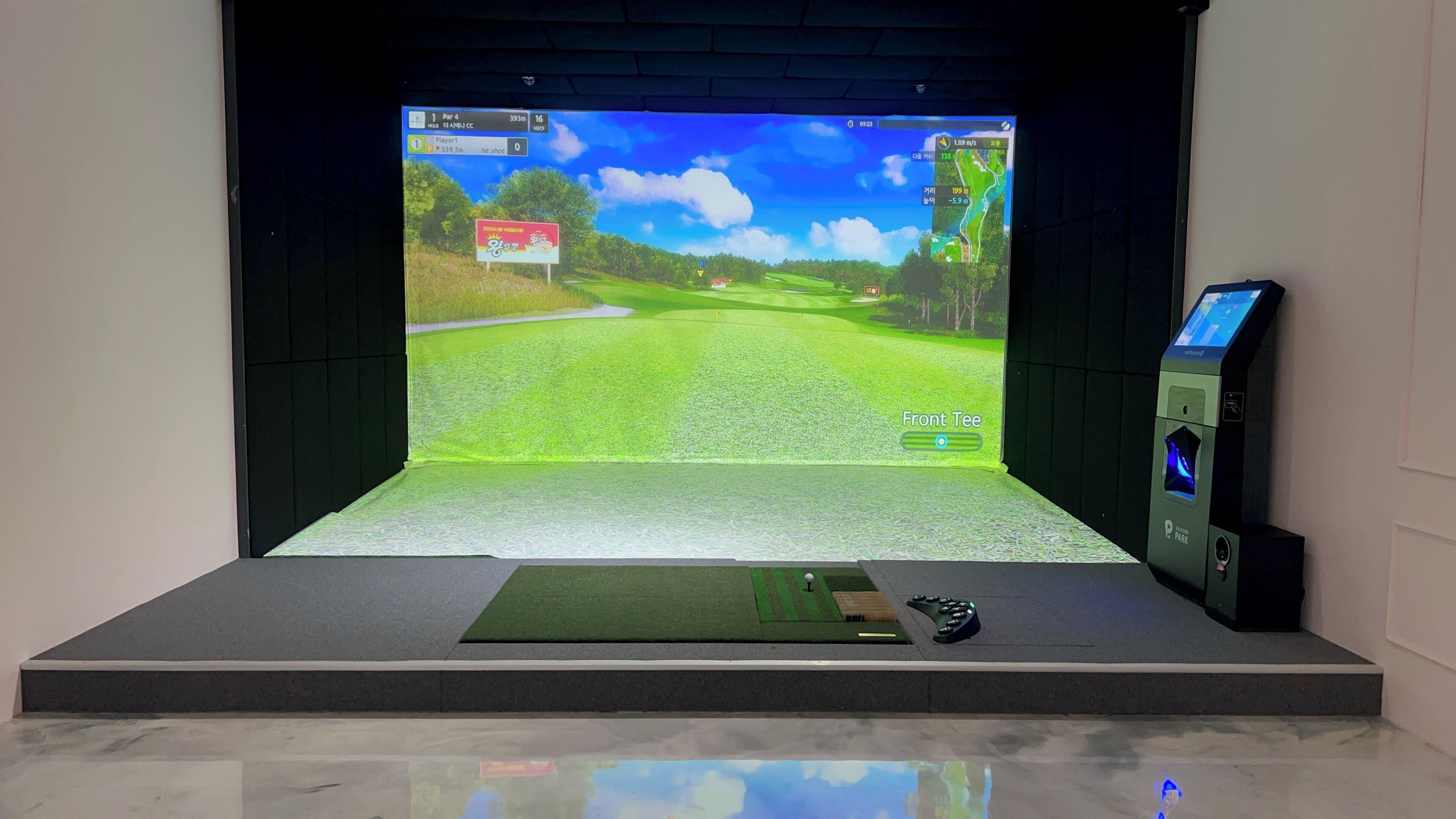 Indoor golf driving range