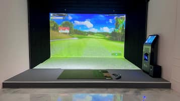 Indoor golf driving range