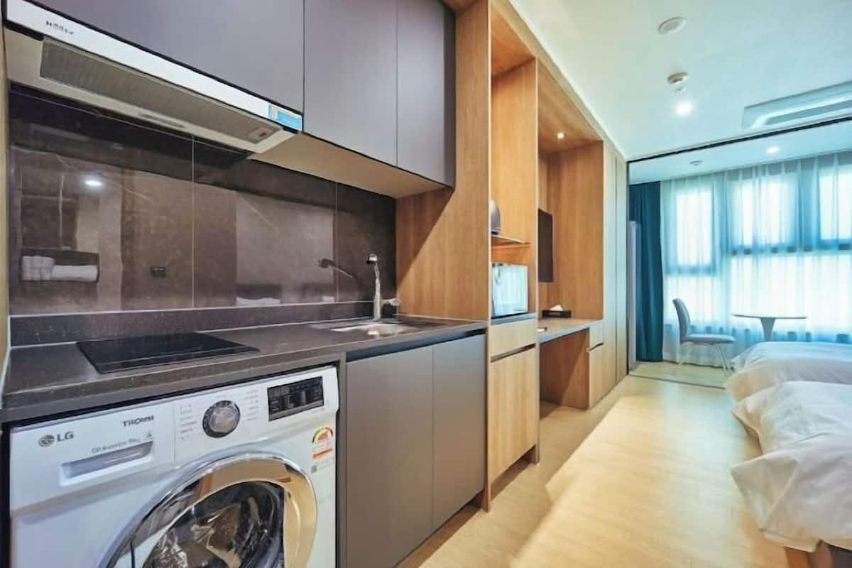 1 bedroom, premium bedding, memory foam beds, desk