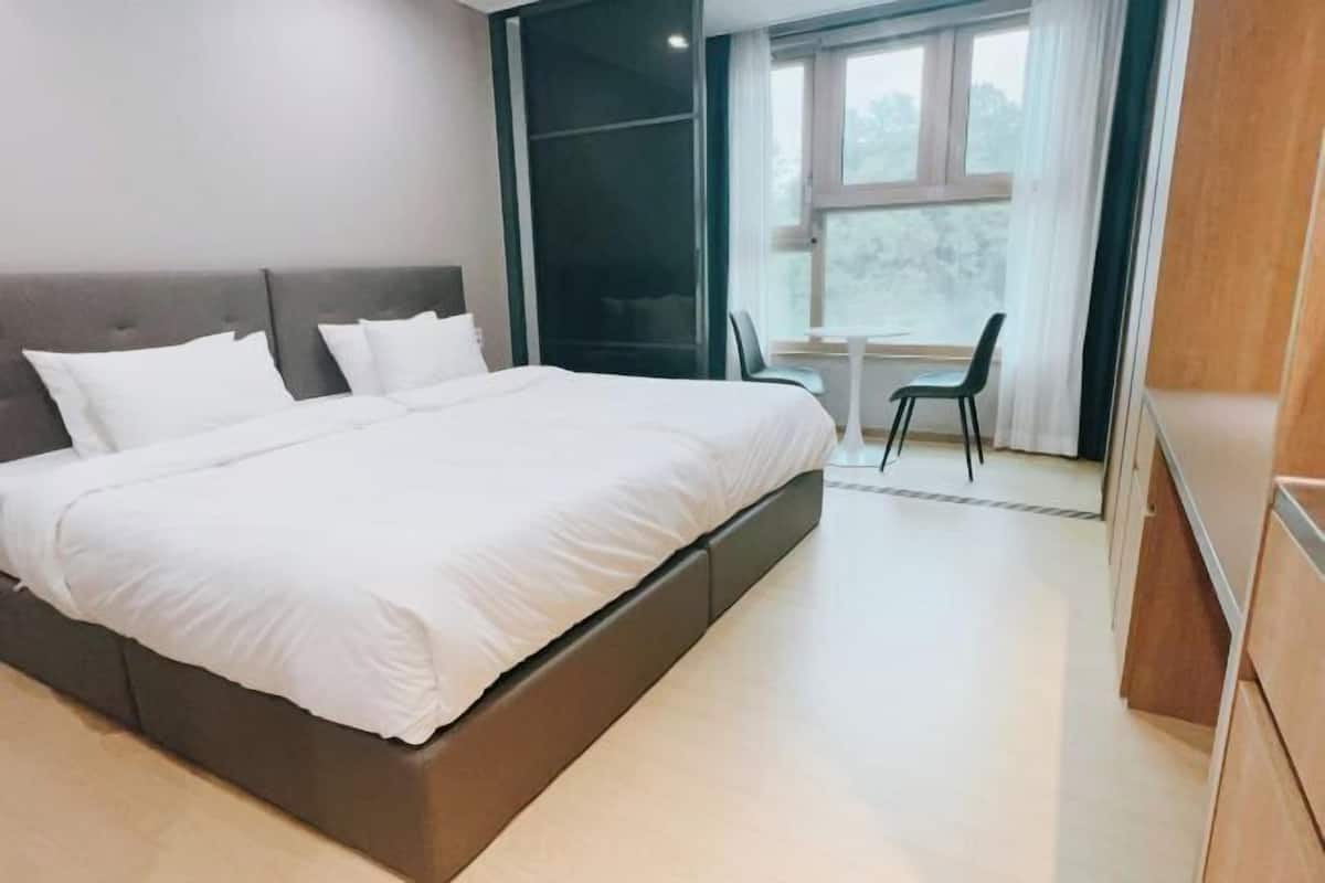 1 bedroom, premium bedding, memory foam beds, desk