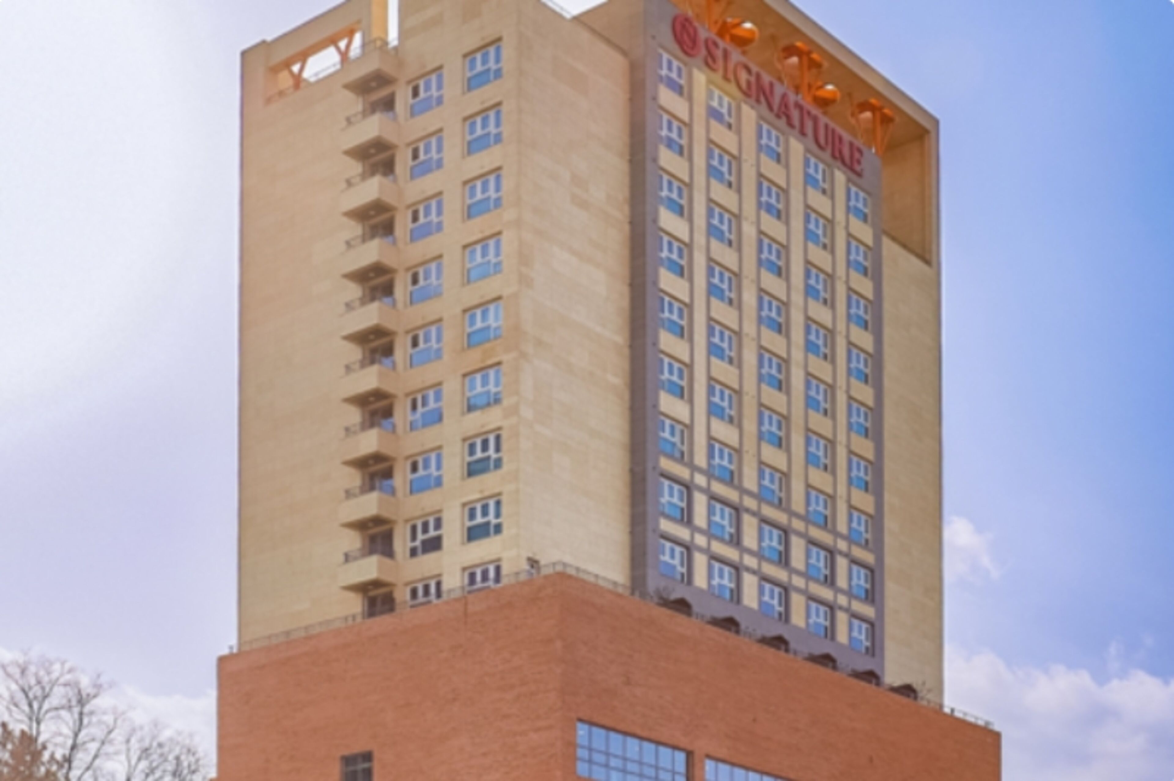 Un edificio alto con un letrero que dice 'SIGNATURE'.