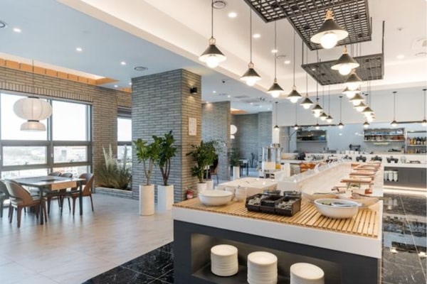 Daily buffet breakfast (KRW 24900 per person)