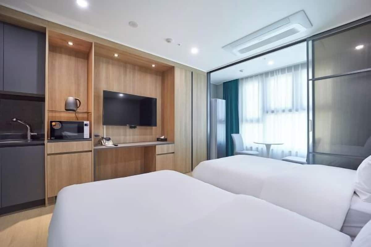1 bedroom, premium bedding, memory foam beds, desk