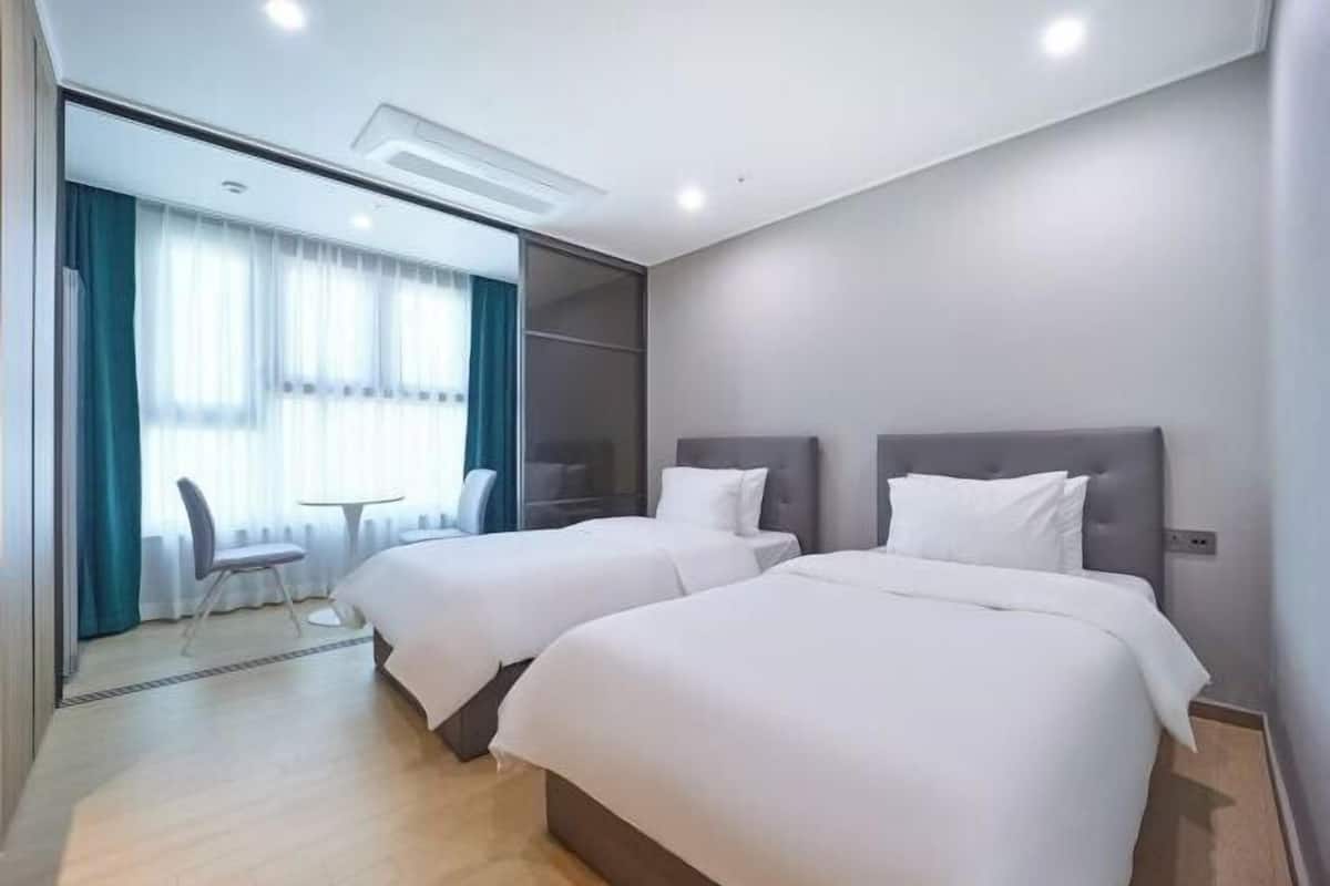 1 bedroom, premium bedding, memory foam beds, desk