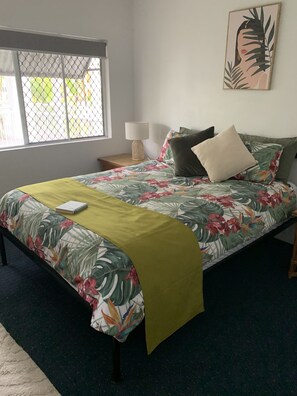 2 chambres, fer et planche à repasser, lit parapluie, draps fournis