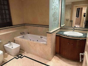 Bathroom - Presidential suite with Jacuzzi (Rabat)