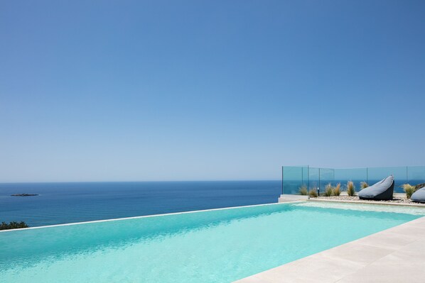 Ein klarer, blauer Himmel, ein Schwimmbad und der Blick auf das Meer.