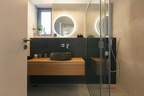 Dusche, Haartrockner, Handtücher
