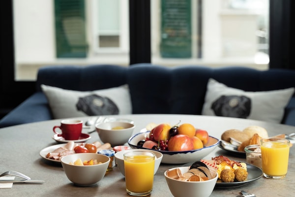 Daily buffet breakfast for a fee
