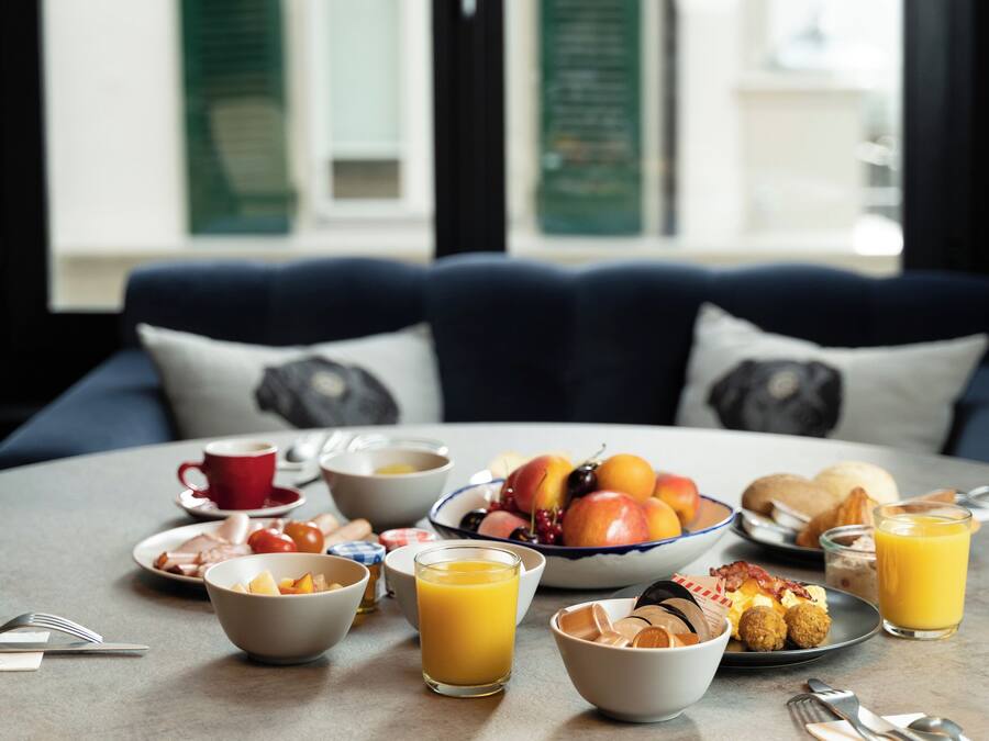 Daily buffet breakfast (CHF 25 per person)