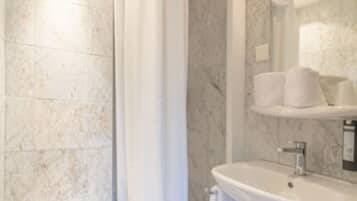 Quarto casal standard | Banheiro | Toalhas de banho