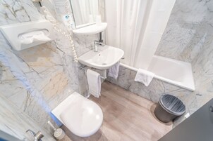 Family Quadruple Room | Bathroom | Towels