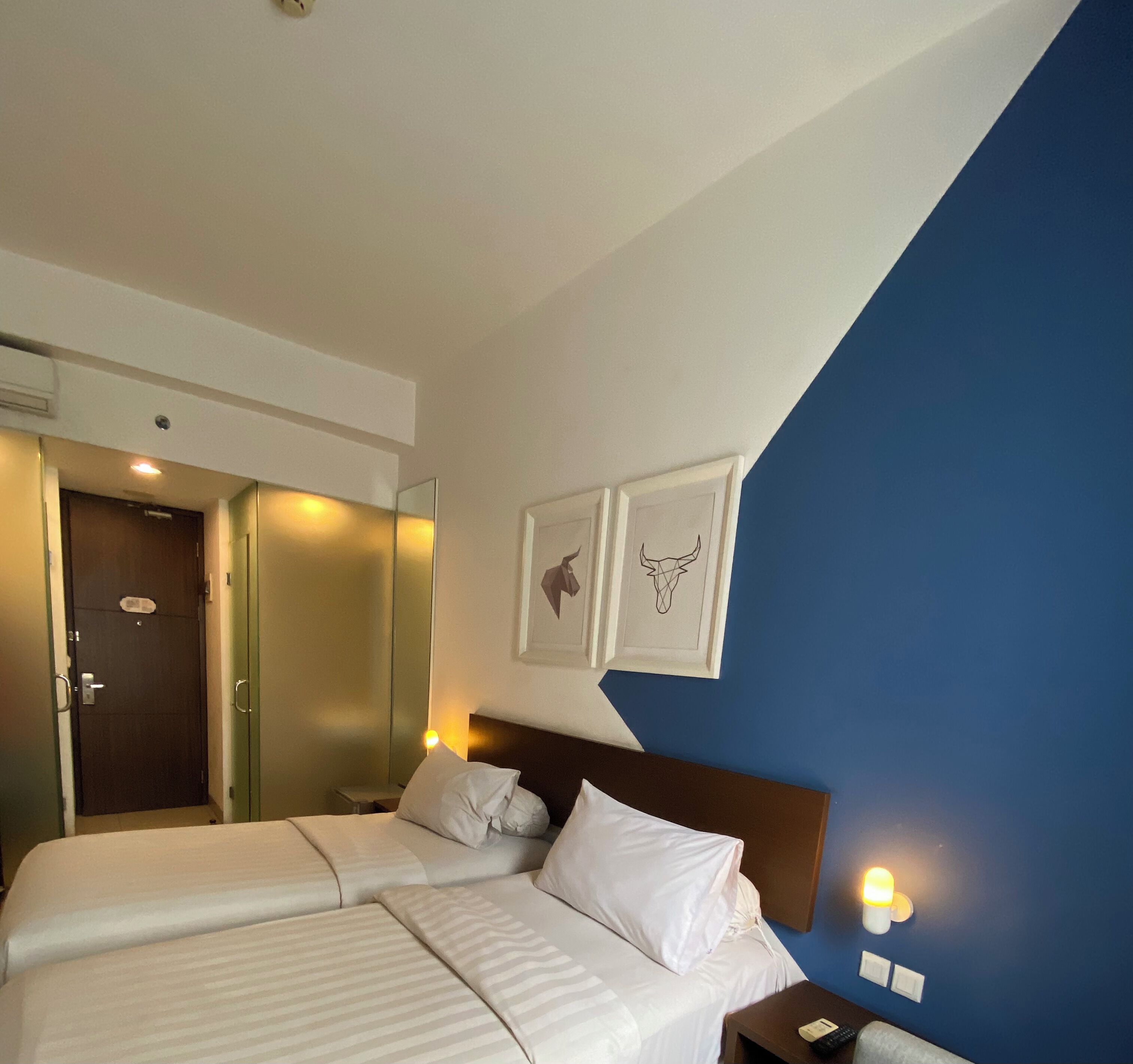 Habitación estándar con 2 camas individuales | Caja de seguridad en la habitación, escritorio y insonorización 