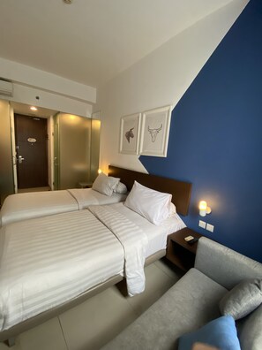 خزنة داخل الغرفة ومكتب وتجهيزات عازلة للصوت وواي فاي مجانًا