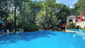 2 outdoor pools