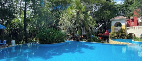 2 piscines extérieures