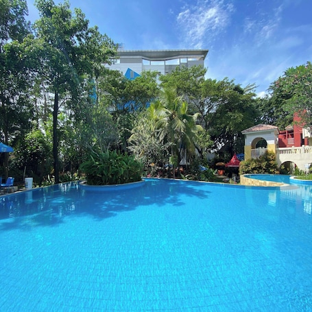 2 outdoor pools