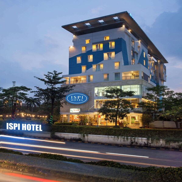 Experience the ISPI Hotel's sleek architecture and beautifully landscaped surroundings.