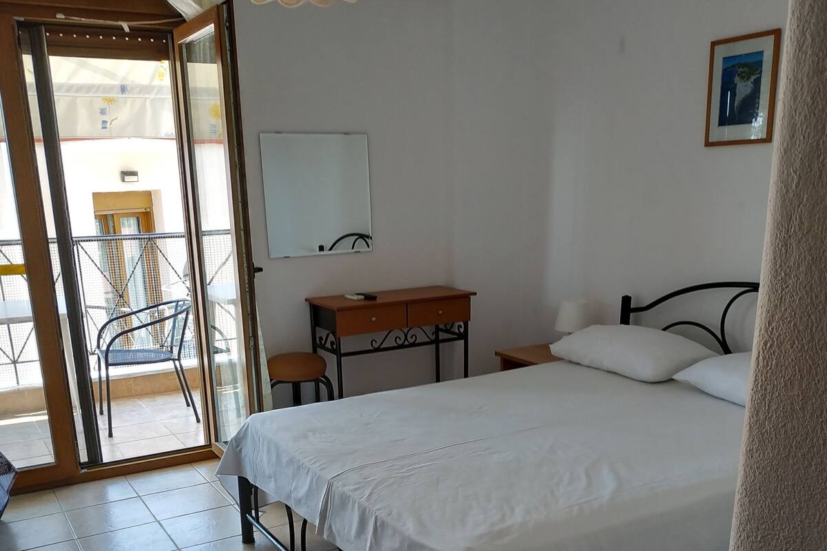 In-room safe, soundproofing, iron/ironing board, free WiFi
