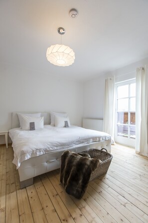 4 bedrooms, desk, iron/ironing board, travel cot