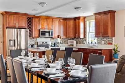 Spacious 6BR Quincy Beach Near Boston • Family Vacation & Pet-Friendly 555