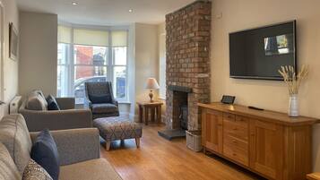 Een smart-tv en boeken