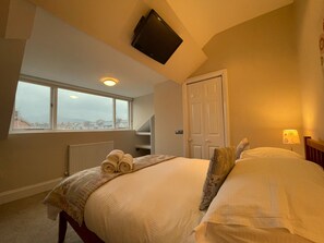 4 bedrooms, iron/ironing board, free WiFi, bed sheets