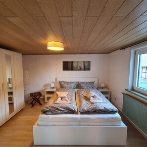 3 Schlafzimmer, Schreibtisch, Bügeleisen/Bügelbrett, Reisekinderbett
