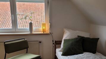 3 Schlafzimmer, Schreibtisch, Bügeleisen/Bügelbrett, Reisekinderbett