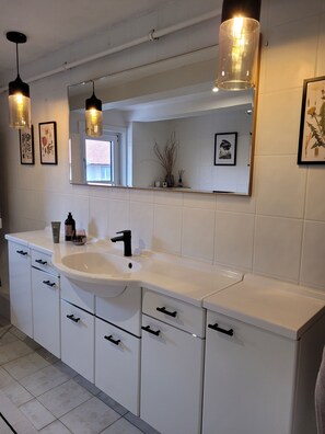 Haartrockner, Handtücher, Seife, Shampoo