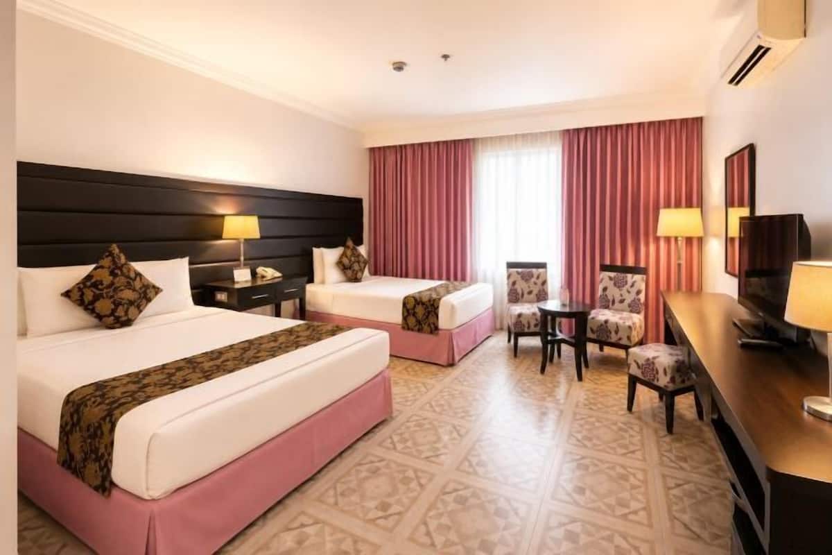 Minibar, escritorio, wifi gratis y ropa de cama