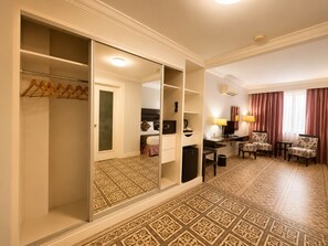 Suite junior | Minibar, escritorio, wifi gratis y ropa de cama