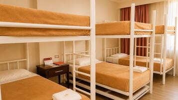 Family Suite | Minibar, desk, free WiFi, bed sheets