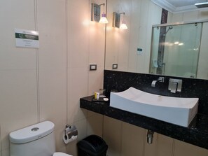 Shower, rainfall showerhead, hair dryer, towels - Fiesta Garden Hotel (Bantay)