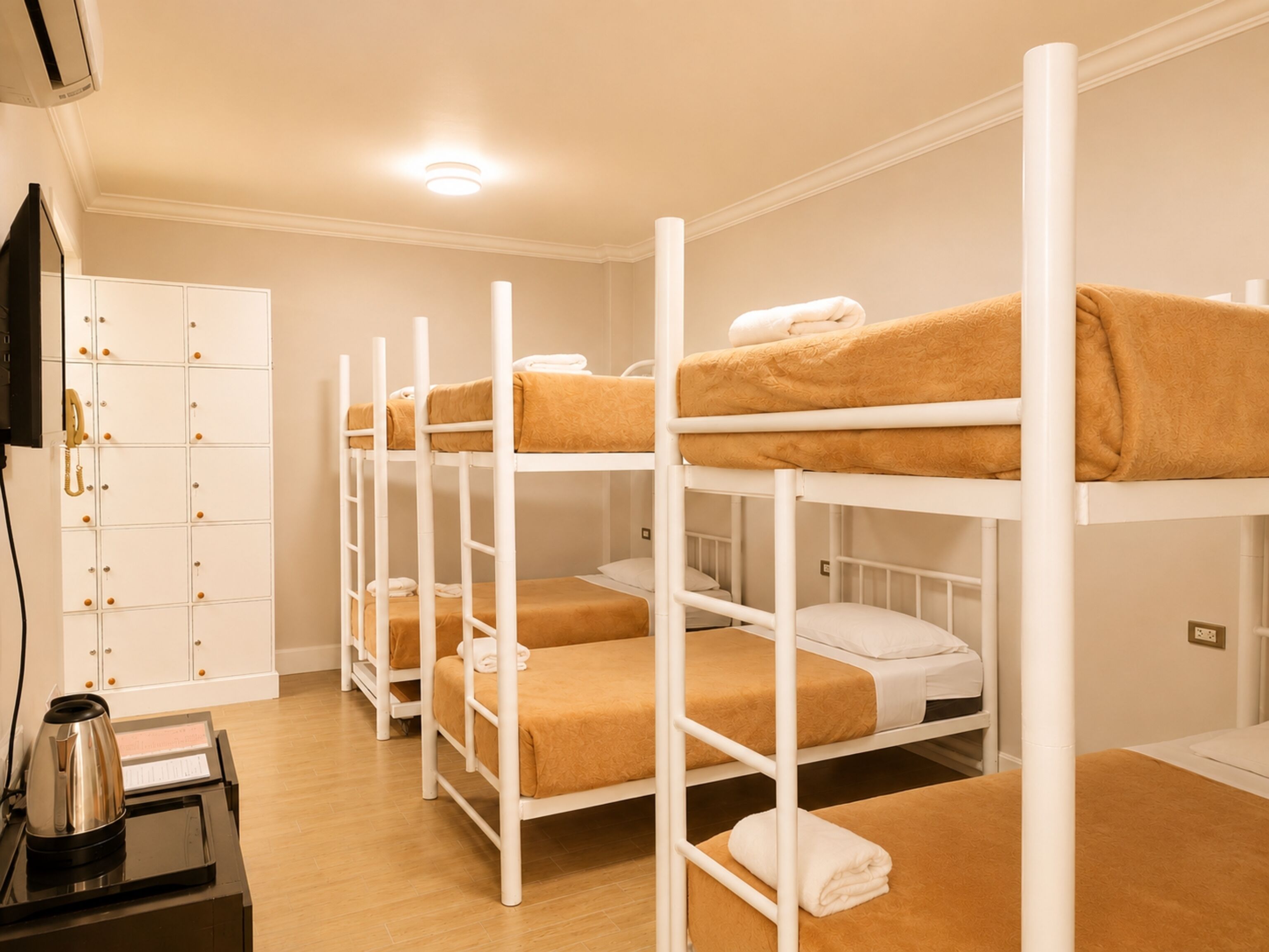 Family Room | Minibar, desk, free WiFi, bed sheets