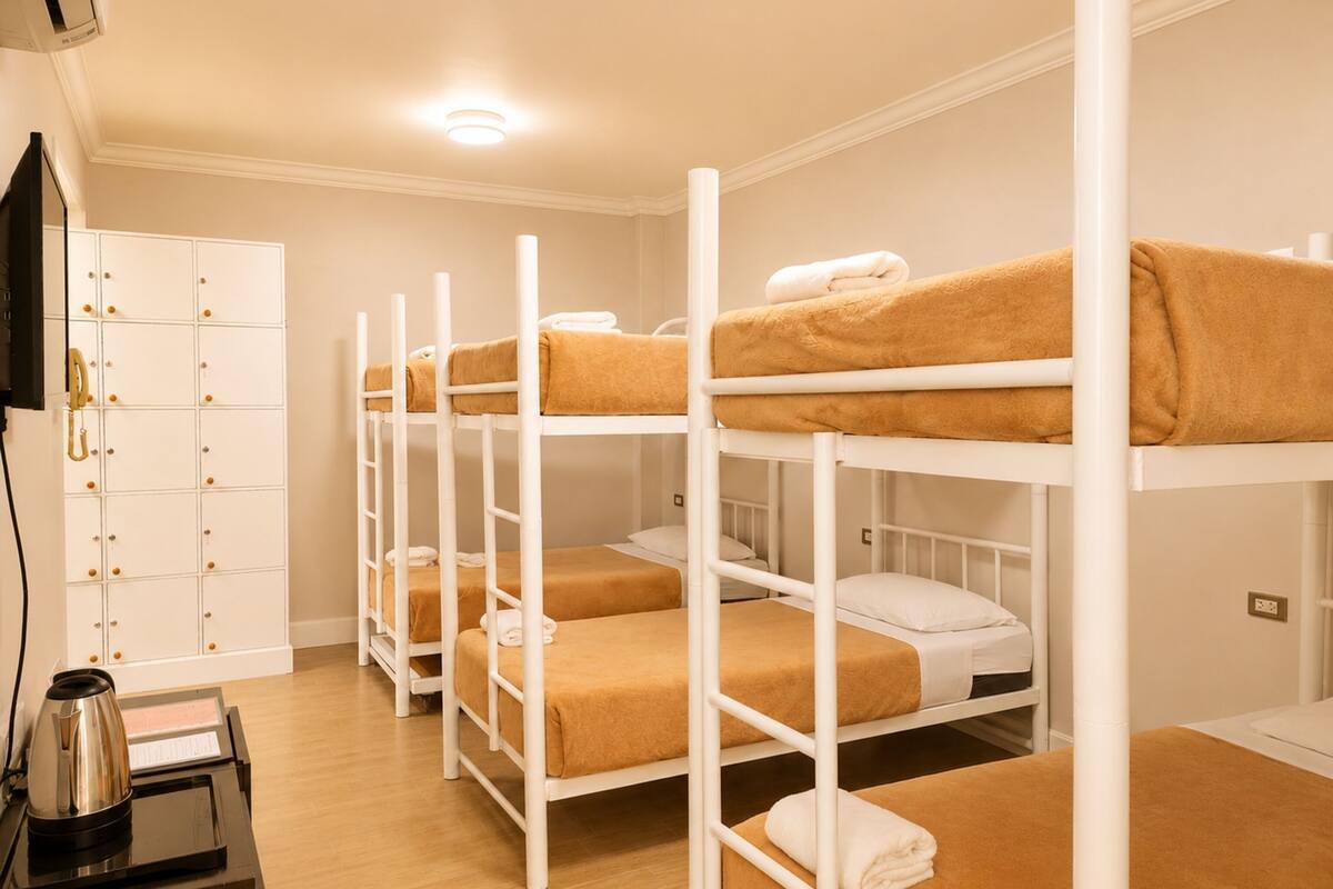 Habitación familiar | Minibar, escritorio, wifi gratis y ropa de cama