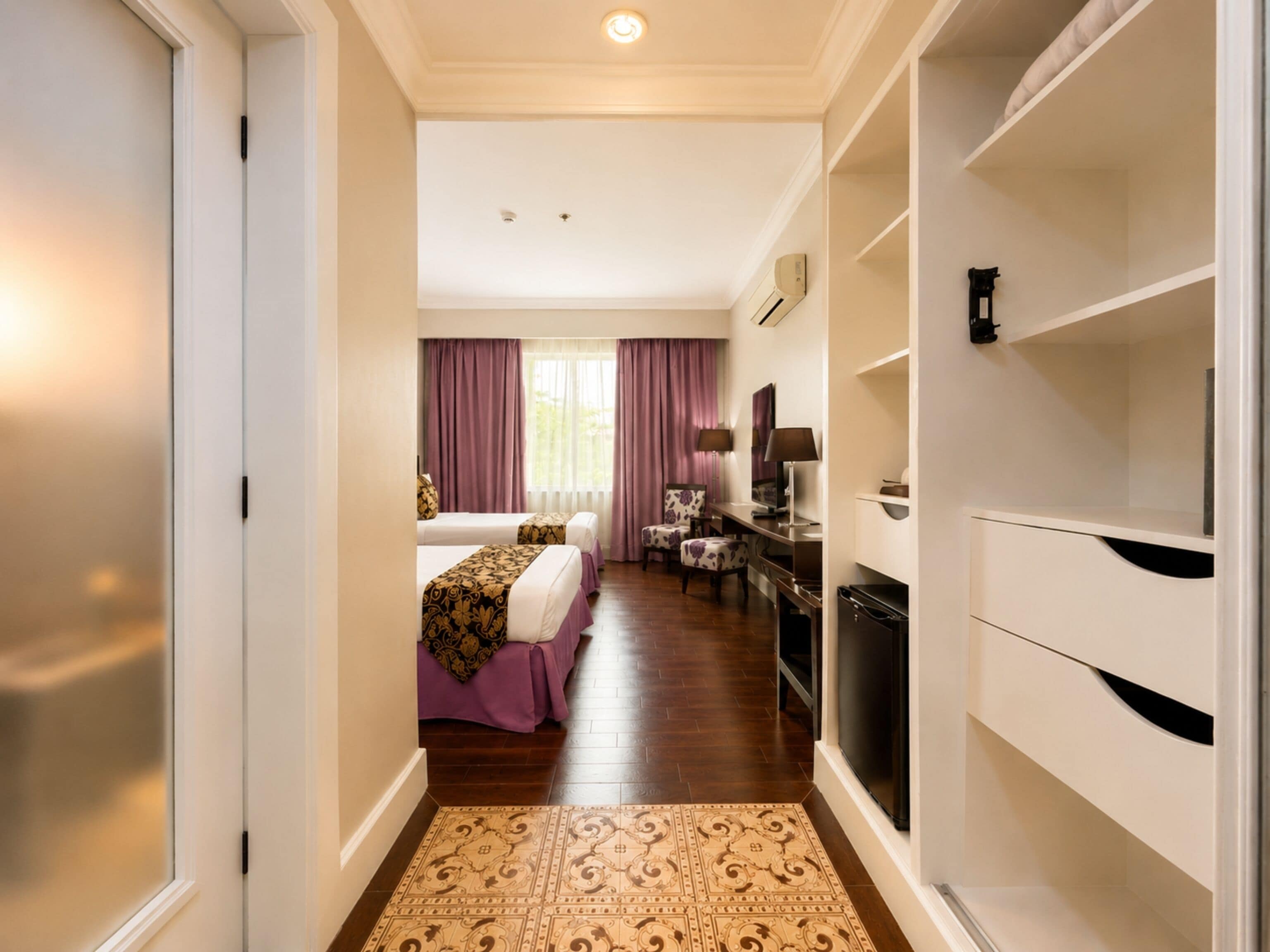 Deluxe Room | Minibar, desk, WiFi (free), bed sheets