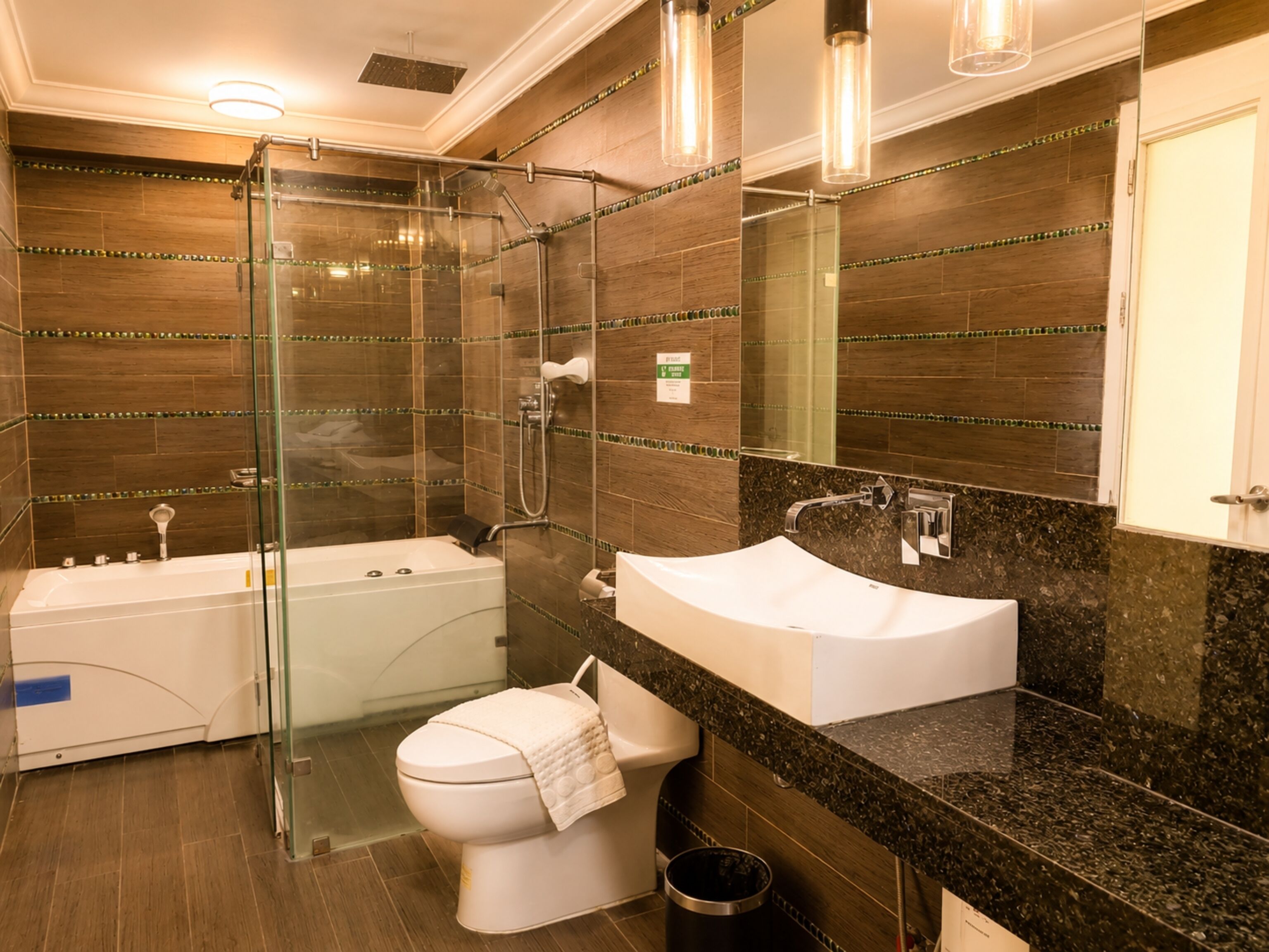 Un baño moderno con ducha de vidrio, una bañera independiente y un tocador con lavamanos.