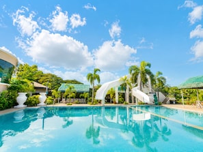 Una piscina al aire libre