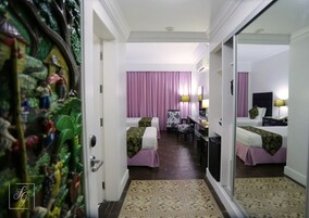 Minibar, escritorio, wifi gratis y ropa de cama 