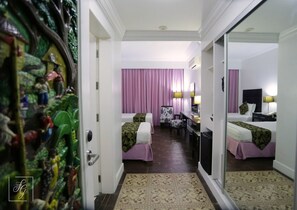 Minibar, escritorio, wifi gratis y ropa de cama