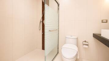 Deluxe Room | Bathroom | Shower, rainfall showerhead, hair dryer, towels