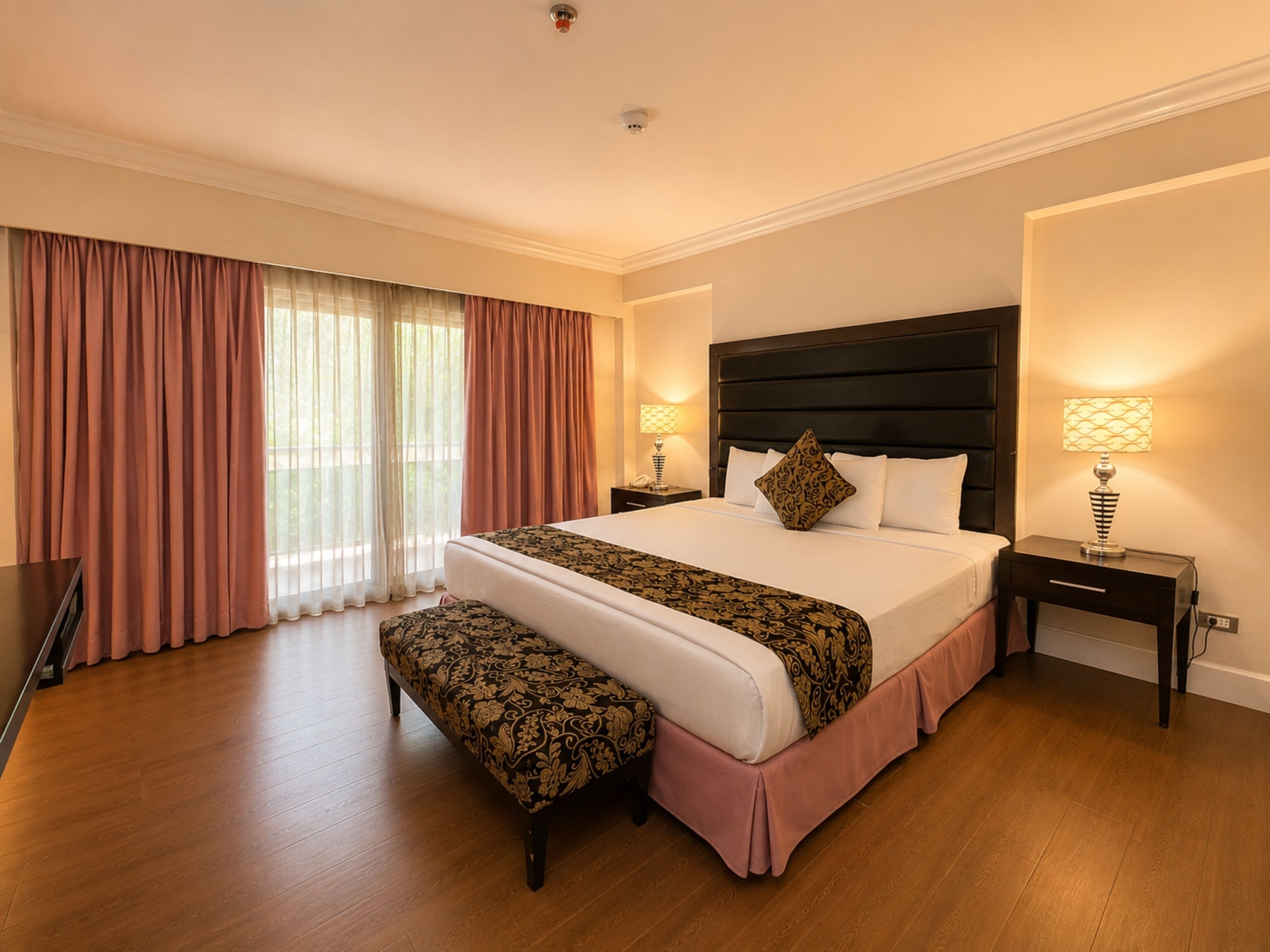 Executive Suite | Minibar, desk, free WiFi, bed sheets