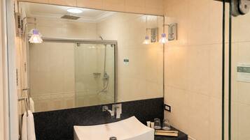 Junior Suite | Bathroom | Shower, rainfall showerhead, hair dryer, towels