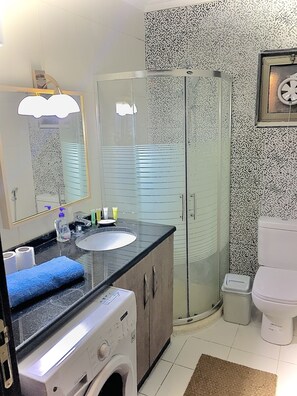 Bathtub, towels